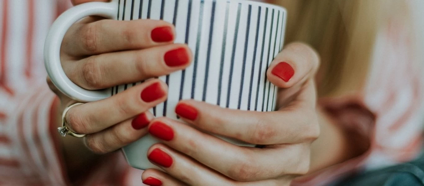 Δείτε πως θα αφαιρέσετε μόνες σας στο σπίτι το ημιμόνιμο μανικιούρ